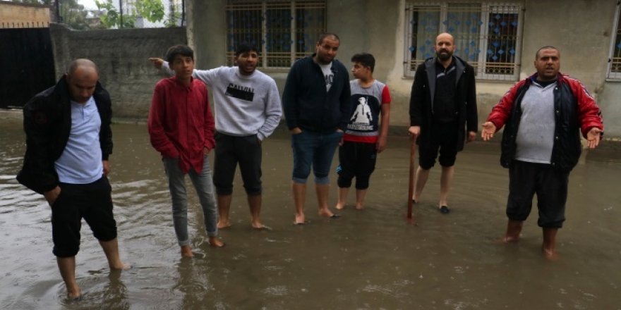 Adana'da 3 saatlik yağmur su baskınlarına neden oldu