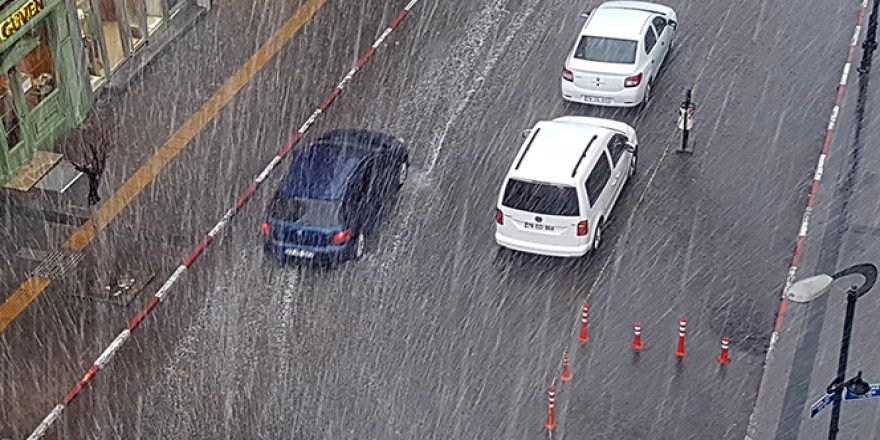 Yağmur aniden bastırdı, yollar göle döndü