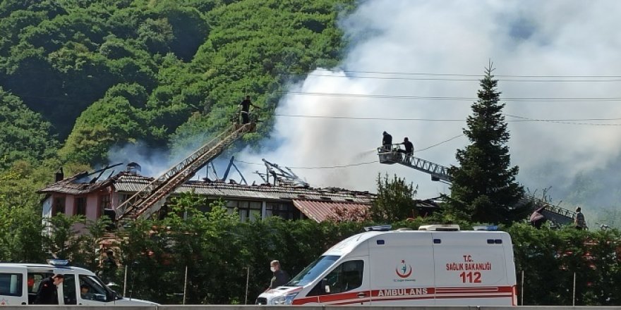 2 katlı ev, ahır ve 2 otomobil alevlere teslim oldu