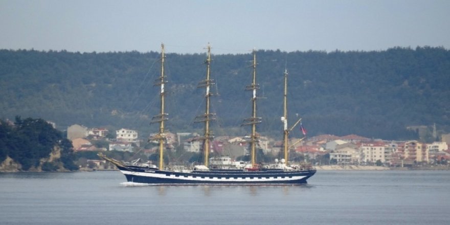 Tarihi gemi ‘Kruzenshtern' Çanakkale Boğazı'ndan geçti