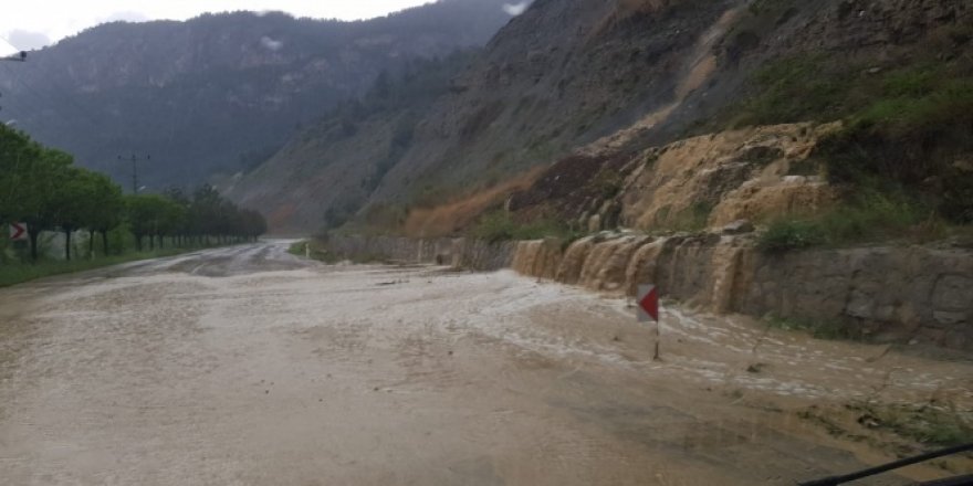 Aniden bastıran sağanak yağış heyelan riskini arttırdı