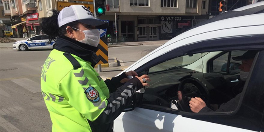 Sokaklar boş kalsa da onlar görevlerinin başında