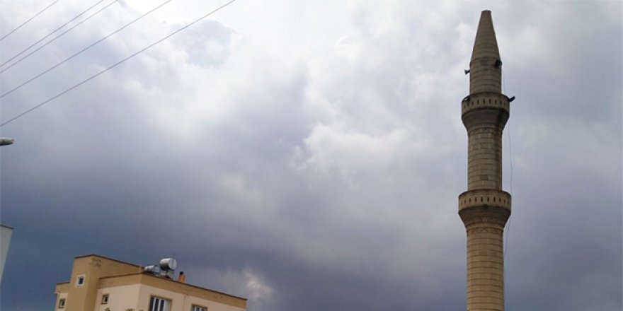 Minareye yıldırım düştü