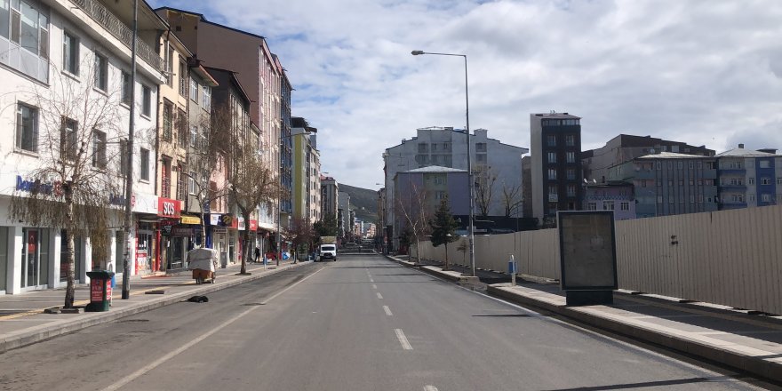 Kars’ta cadde ve sokaklar boş kaldı