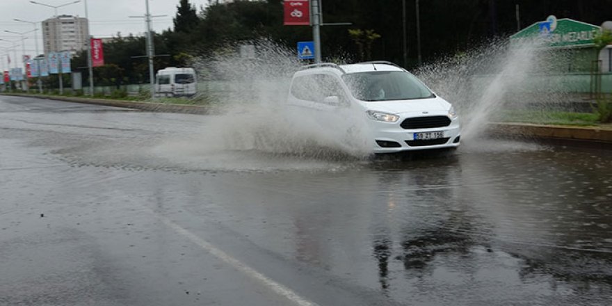 Yağmurda caddeler göle döndü