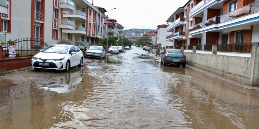 Sağanak yağış Kula'da hayatı olumsuz etkiledi