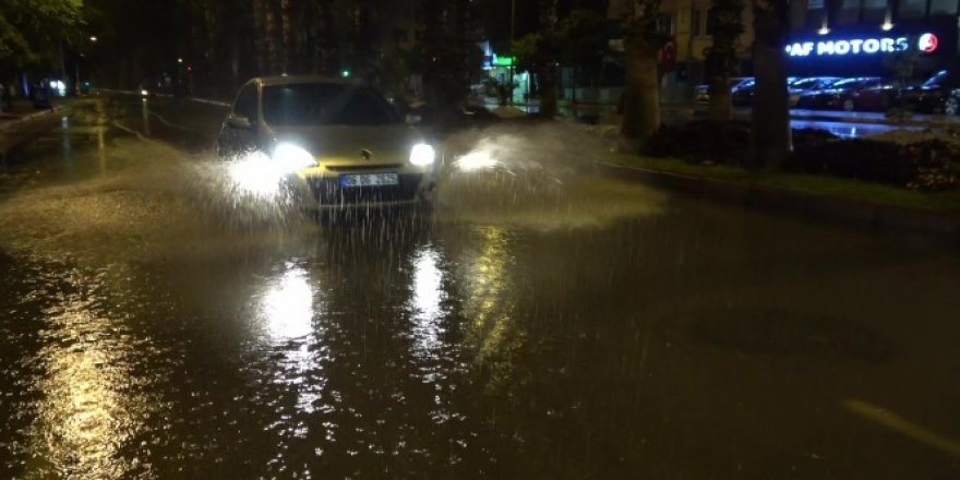 Antalya'da sağanak yağış etkili oldu