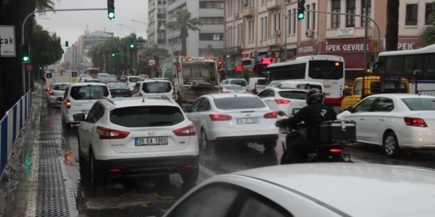 Kısıtlamanın ardından İzmir'de ilk iş gününde yoğun trafik