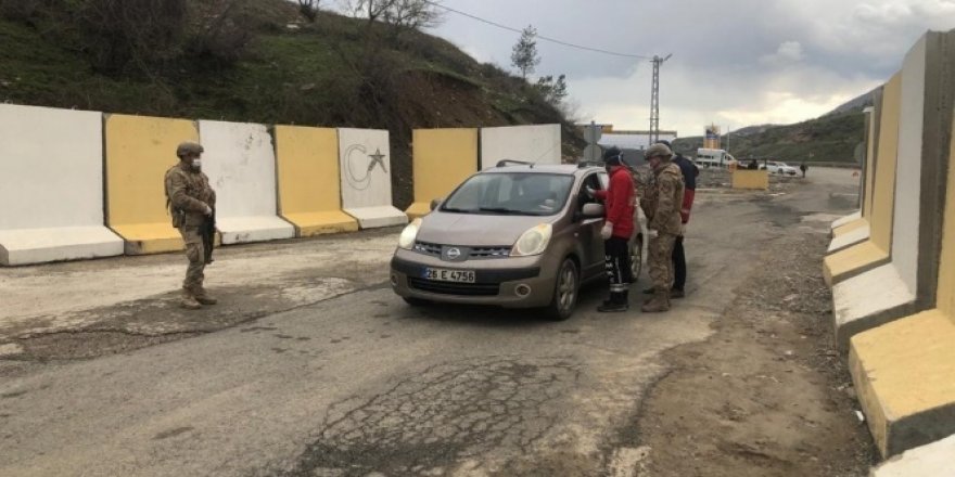 Kozluk'ta iki katlı bina karantinaya alındı