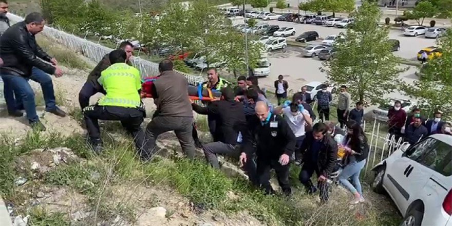 Önce yayalara, sonra demir korkuluklara çarptı: 1'i ağır 3 yaralı