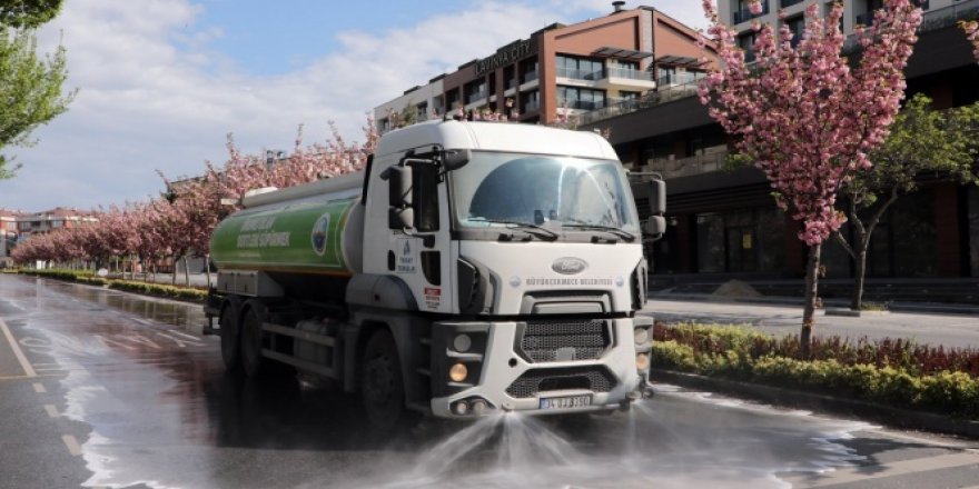 Büyükçekmece'nin sokak ve meydanları dezenfekte edildi