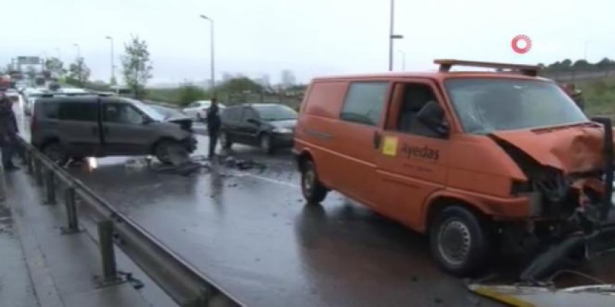 Maltepe'de minibüsle otomobil kafa kafaya çarpıştı: 2 yaralı