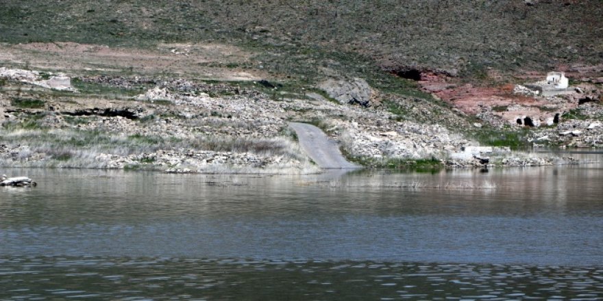 Baraj suları yükseldi, eski köy su altında kaldı