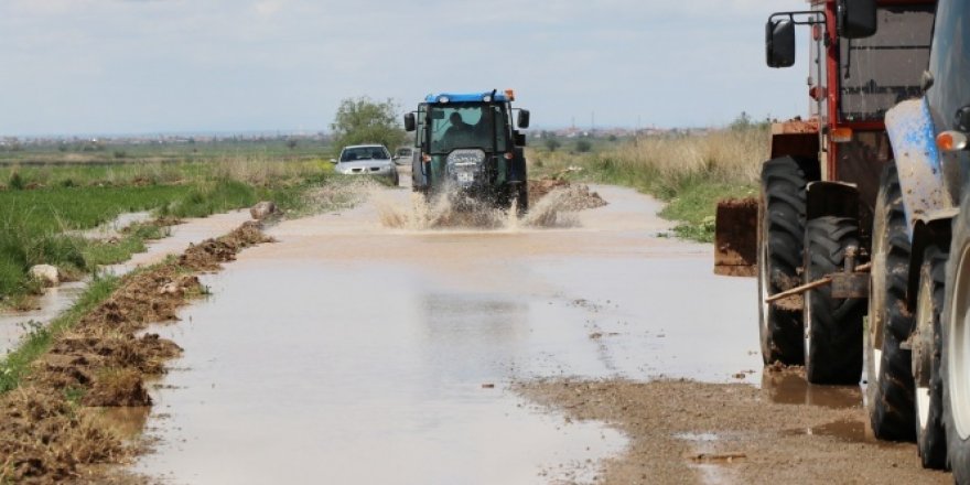 Aksaray'da sulama kanalı patladı, tarla ve evler sular altında kaldı