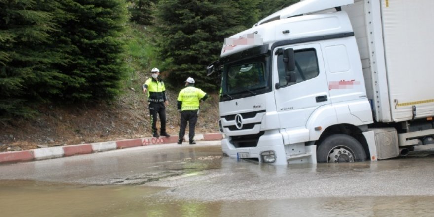 İçme suyu borusu patladı, kamyon çöken yolda saplandı