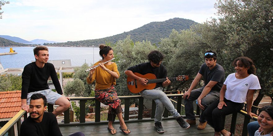 Mahsur kalan turistler, hem çalışıp hem tatil yapıyorlar