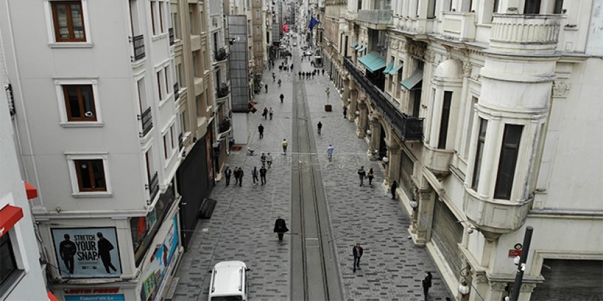 Uyarılara rağmen İstiklal Caddesi yine kalabalık