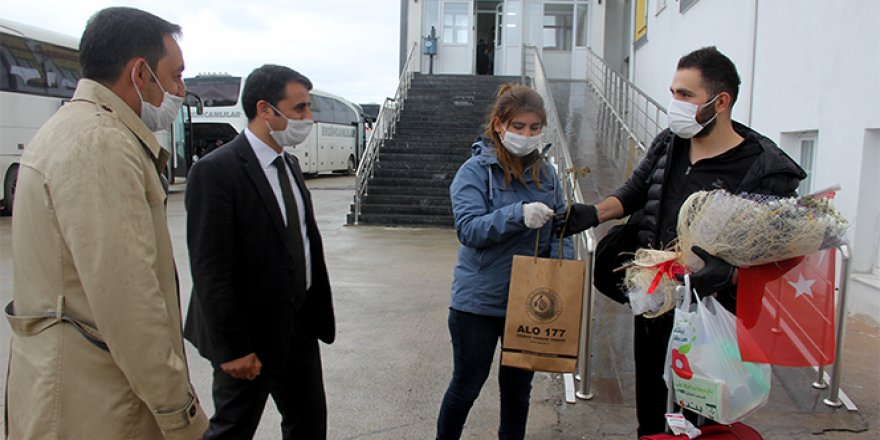 Erzincan'da 14 gün karantinada kalan gurbetçiler uğurlandı