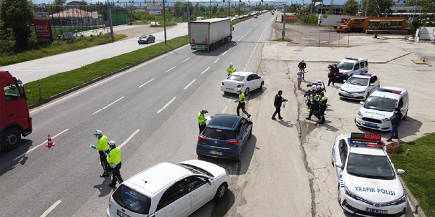 Polisler Trafik Haftası'nda sürücülere kolonya döktü, maske dağıttı