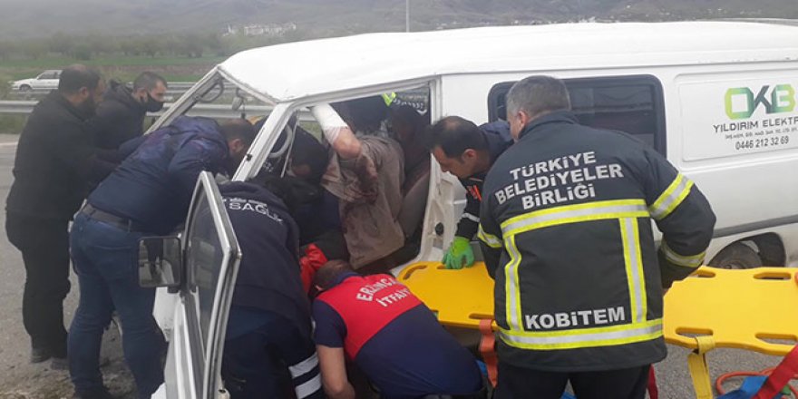 Erzincan'da kamyonet direğe çarptı: 1 yaralı