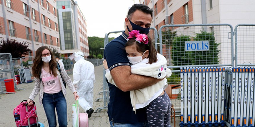 Karantinadan çıkan küçük Şura babasına koştu