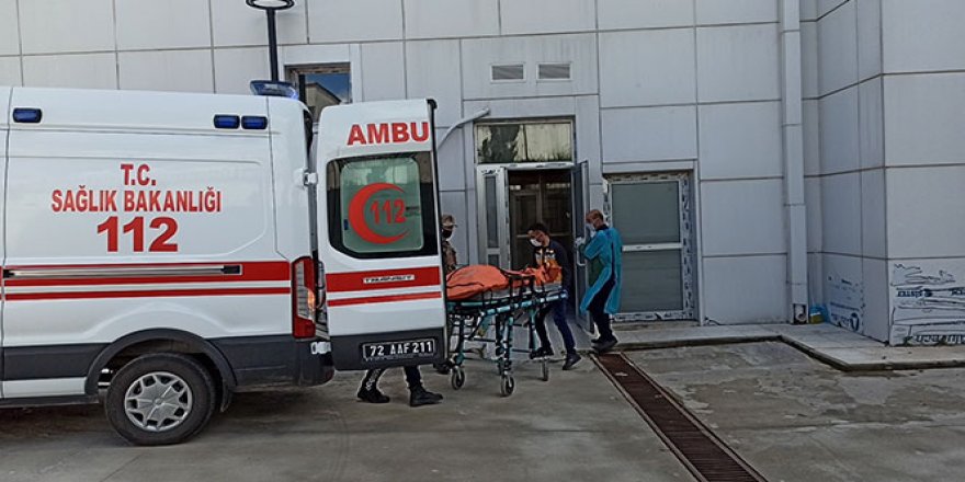 Eşi hayvanlara yem verip geri geldi, kocasını boğazı kesili halde buldu