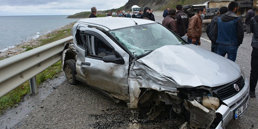 Sinop'ta kamyonet ile otomobil çarpıştı: 3 yaralı