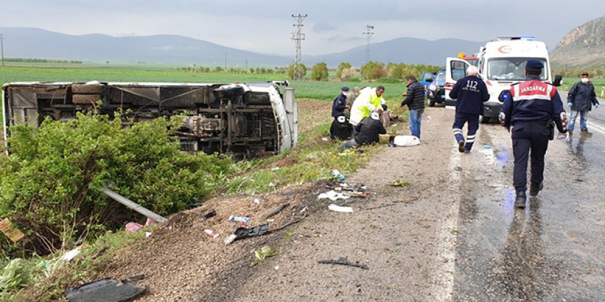 Afyonkarahisar'da otobüs tarlaya devrildi: 16 yaralı