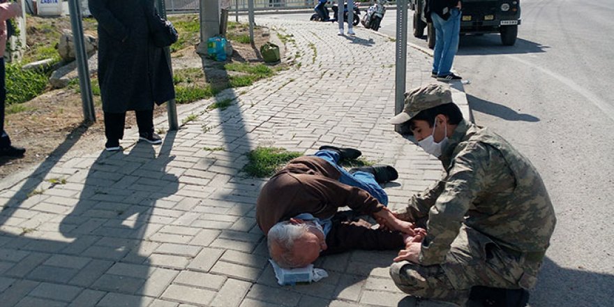 Epilepsi nöbeti geçiren vatandaşın yardımına astsubay koştu