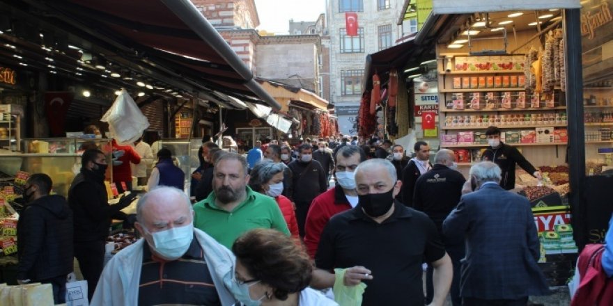 Sokağa çıkma kısıtlaması öncesi Eminönü Meydan'da insan yoğunluğu