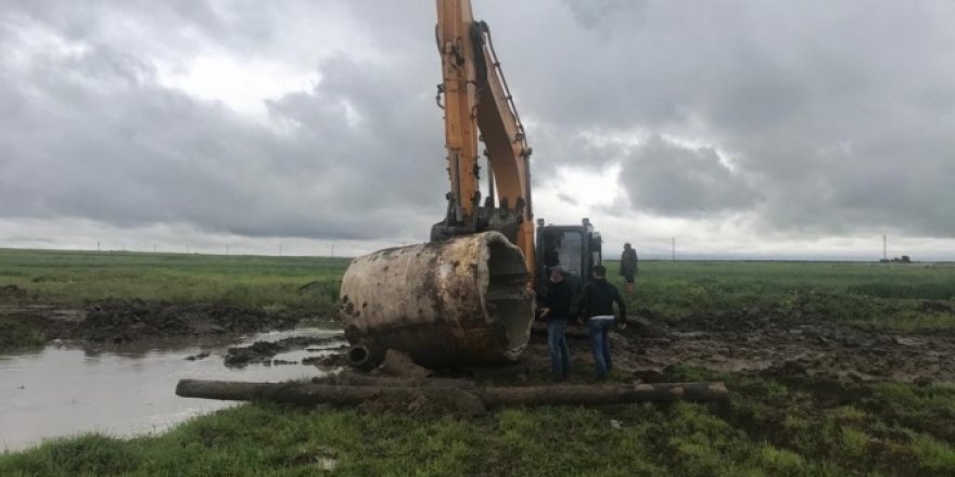 Su taşkını riski olan bir mahalleye daha beton boru hizmeti