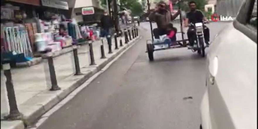 Küçük çocuğun canının hiçe sayıldığı tehlikeli motosiklet yolculuğu kamerada