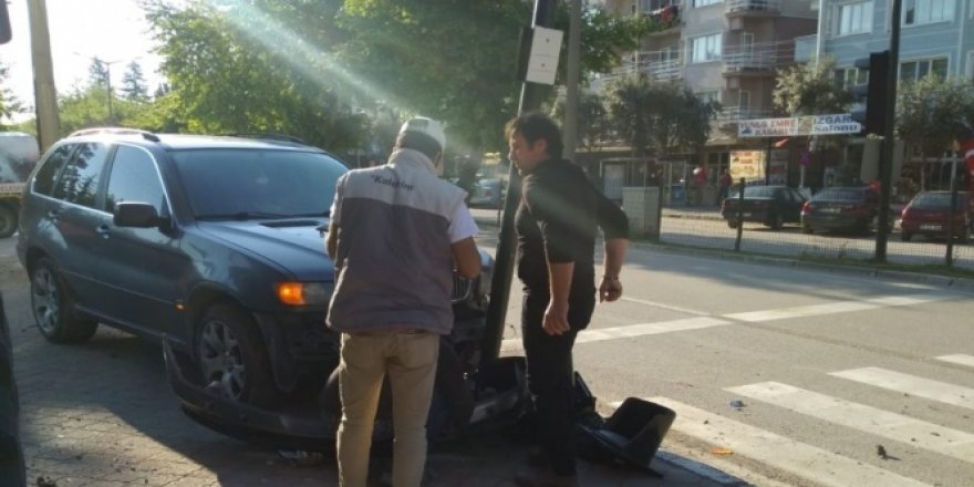 Hızını alamayan lüks cip trafik ışıklarına çarparak durdu