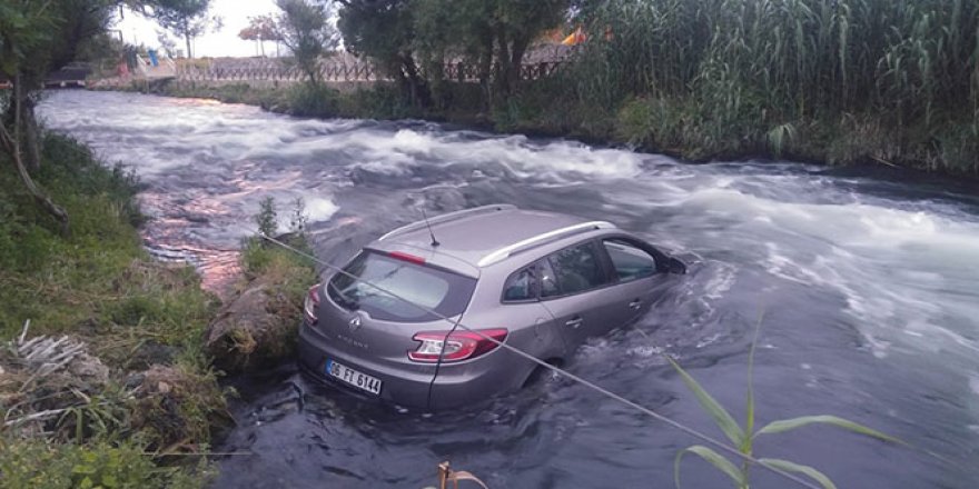 Şelaleye uçan otomobilden sağ kurtuldular