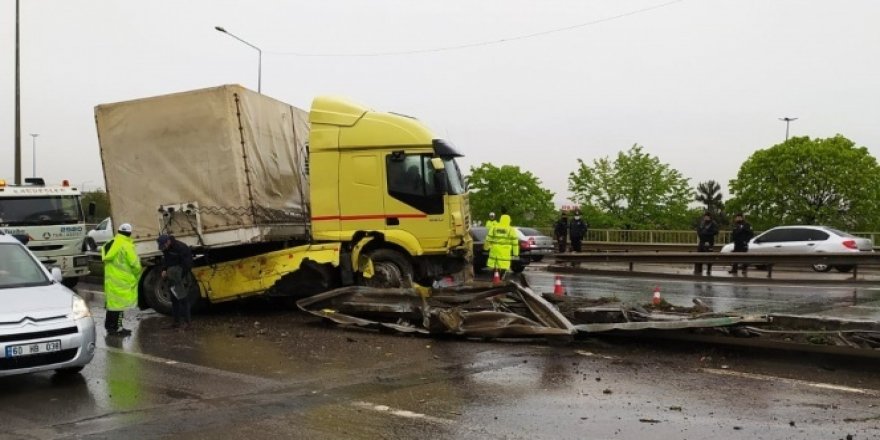 Kaza yapan tır Karadeniz sahil yolunu trafiğe kapattı