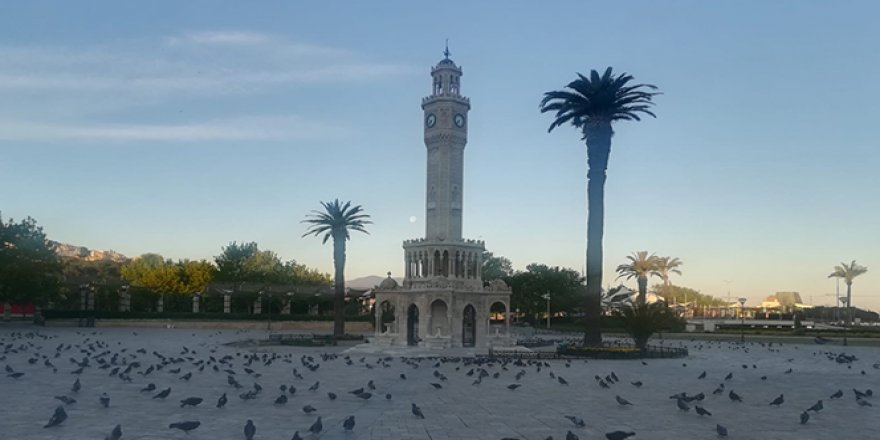 İzmir'de cadde ve meydanlar boş kaldı