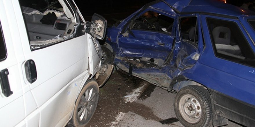 Konya'da otomobille kamyonet çarpıştı: 1 ölü, 4 yaralı