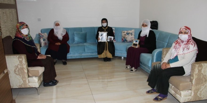 HDP önünde evlat nöbeti tutan ailelerin buruk Anneler Günü
