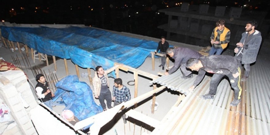 Hakkari'de şiddetli fırtına çatıları uçurdu