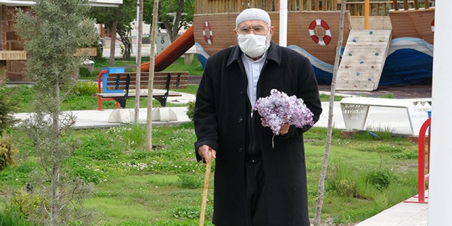 Sokağa çıkan 65 yaş üstü vatandaşlardan duygu dolu anlar