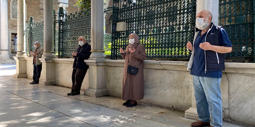 65 yaş üstü vatandaşlar yasağın kalkmasıyla Eyüpsultan Camii'ne akın etti