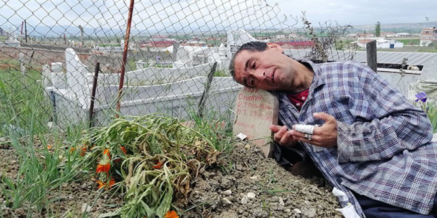 Bir yıldır her gün annesinin mezarına giderek ona dua ediyor, ağlıyor