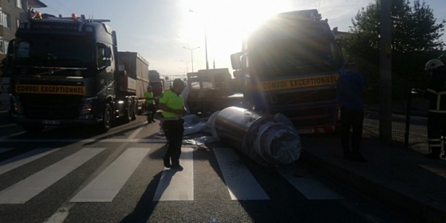 Tırdan düşen demir silindir D130 Karayolu'nu trafiğe kapattı