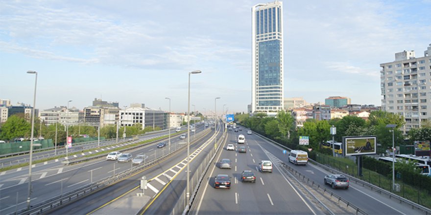 Sokağa çıkma kısıtlaması sonrası işe giden vatandaşlar yollara döküldü