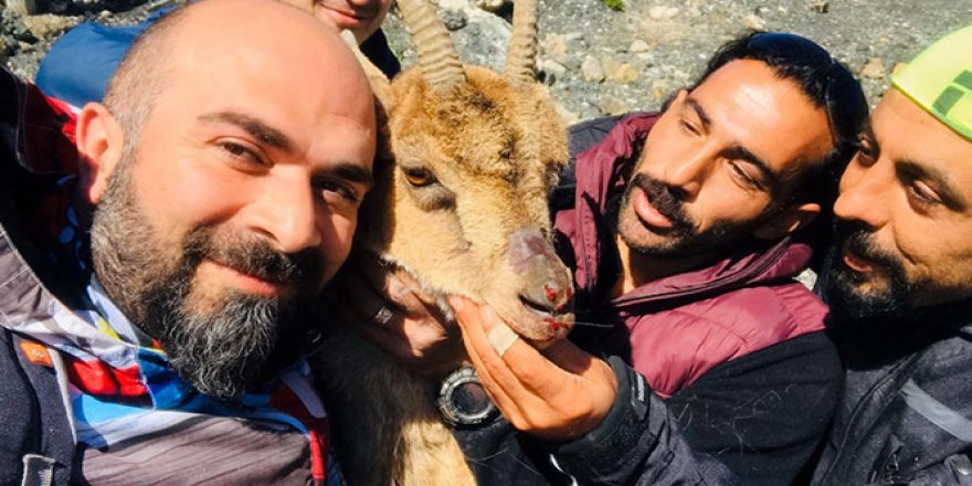 Kurtardıkları dağ keçisiyle bol bol fotoğraf çekildiler