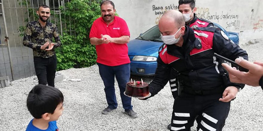 Polislerden 6 yaşına giren çocuğa doğum günü sürprizi