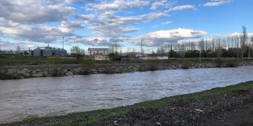 Dengesini kaybederek çaya düşen çocuk kayboldu