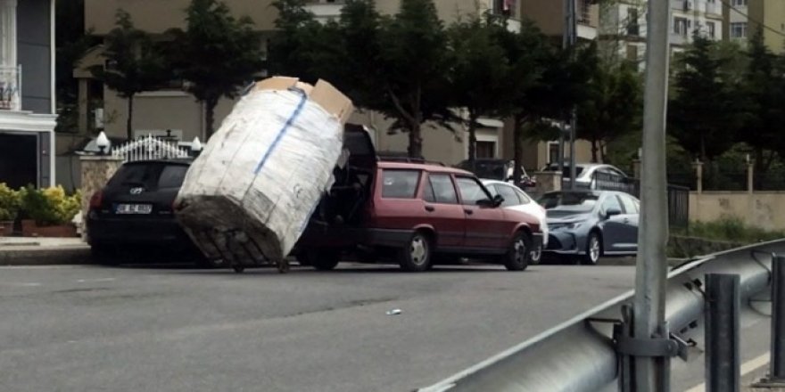 Yokuşu çıkamayan kağıt toplayıcısına otomobili ile yardım etti