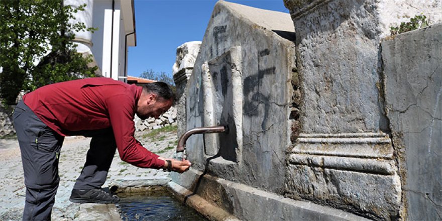 2 bin yıldır akan ölüler çeşmesinden su içiyorlar