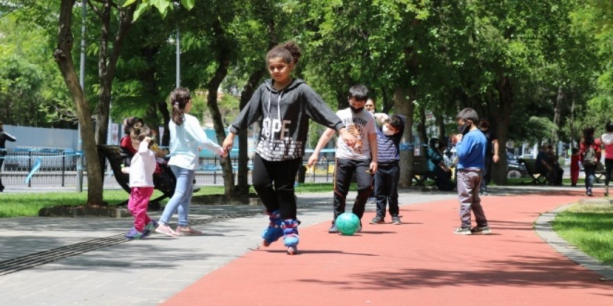 Diyarbakır'da çocuklar haftalar sonra parklara koştu